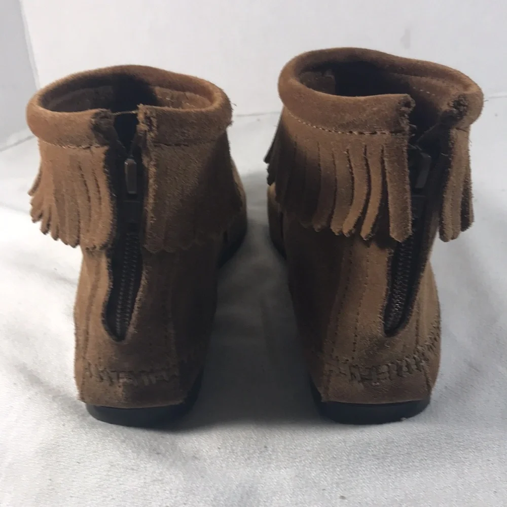 Minnetonka Women’s Dark Brown Suede Back Zip Fringe Hard Sole Ankle Bootie Shoes